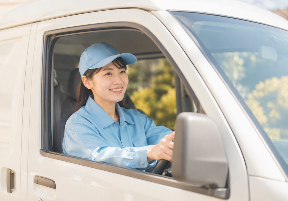 軽貨物車を運転するドライバー